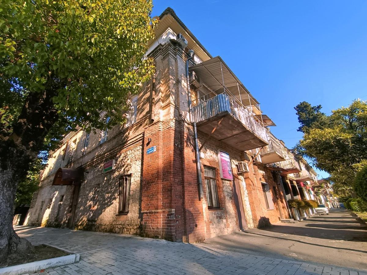 Мини-Отель В Центре Сухума - Аиааира Sukhumi Exterior photo